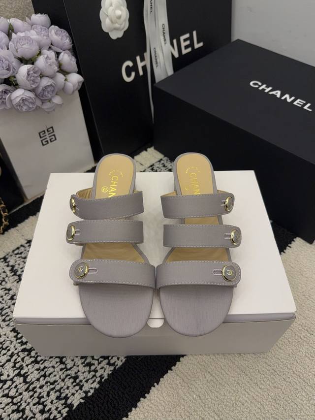 现货发售 *26 专柜 正品级 版本！！ 官方目录： 码数：35、36、37、38、39 34 40 41 需要定做跟客服 沟通 均配有意大利正品包装