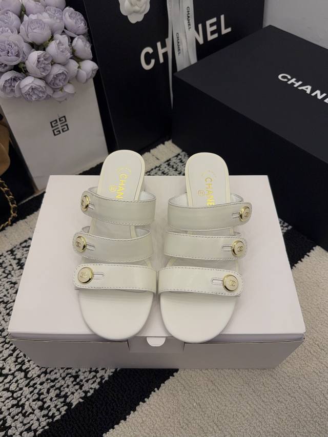 现货发售 *26 专柜 正品级 版本！！ 官方目录： 码数：35、36、37、38、39 34 40 41 需要定做跟客服 沟通 均配有意大利正品包装