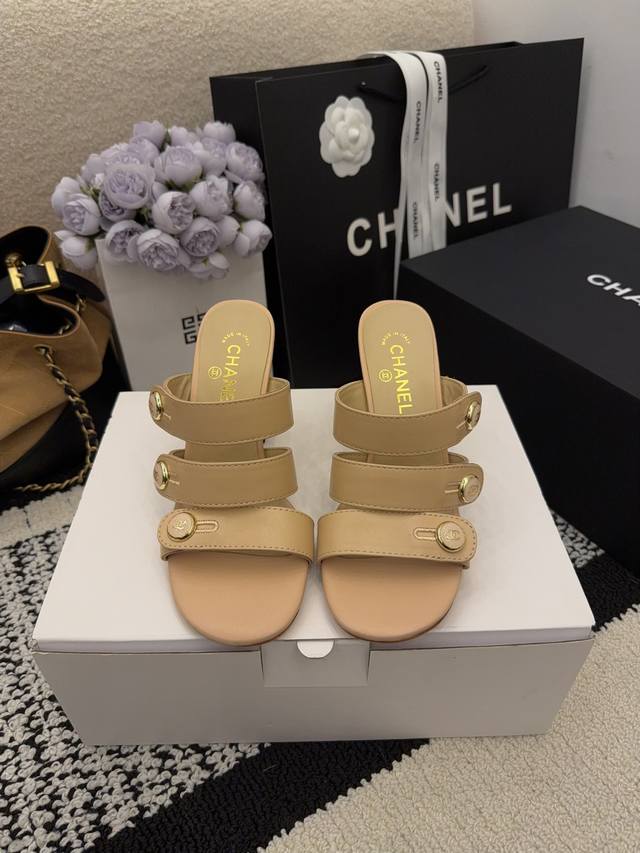 现货发售 *26 专柜 正品级 版本！！ 官方目录： 码数：35、36、37、38、39 34 40 41 需要定做跟客服 沟通 均配有意大利正品包装