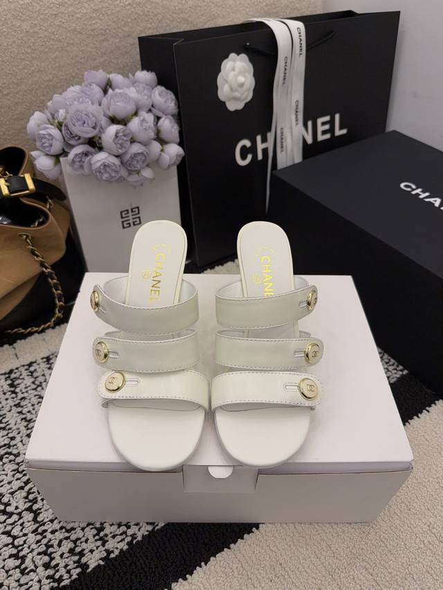 现货发售 *26 专柜 正品级 版本！！ 官方目录： 码数：35、36、37、38、39 34 40 41 需要定做跟客服 沟通 均配有意大利正品包装