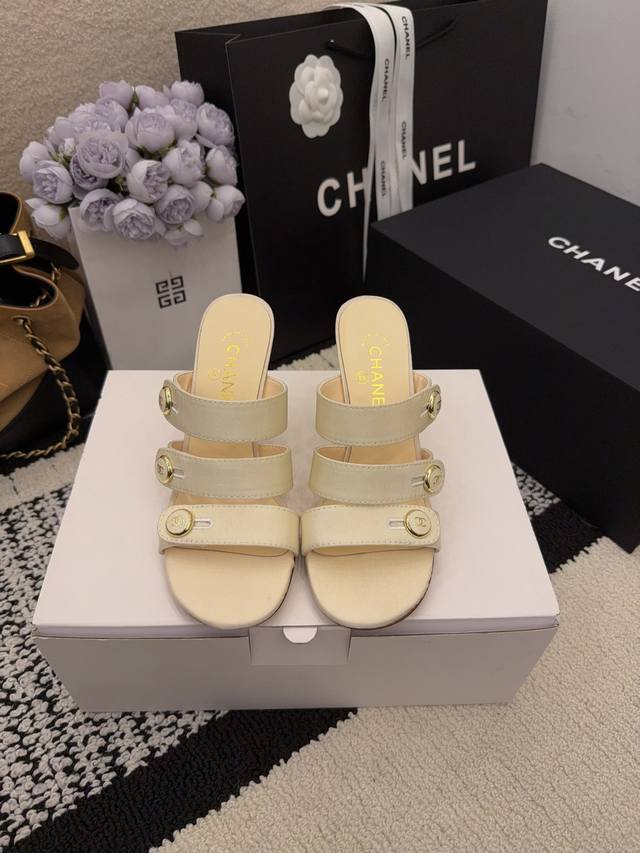 现货发售 *26 专柜 正品级 版本！！ 官方目录： 码数：35、36、37、38、39 34 40 41 需要定做跟客服 沟通 均配有意大利正品包装