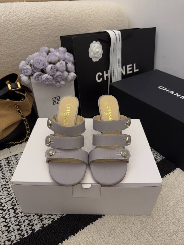 现货发售 *26 专柜 正品级 版本！！ 官方目录： 码数：35、36、37、38、39 34 40 41 需要定做跟客服 沟通 均配有意大利正品包装