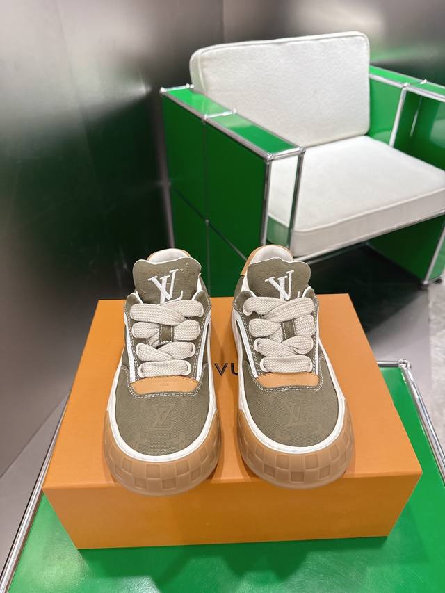 顶级版本 Louis Vuitton路易威登 25Ss走秀新款德训鞋 休闲鞋 原版1：1开发！！上脚非常舒适 奢侈用料，做工精细，中底印有欧洲制造英文字母 鞋面