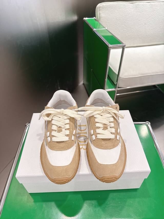 K020 Dior 迪奥Tech 运动鞋德训鞋 这款 Dior Tech 运动鞋搭配时尚细节，彰显复古美学。白色绒面牛皮革鞋面，搭配透明网面侧面拼接，后跟和鞋舌