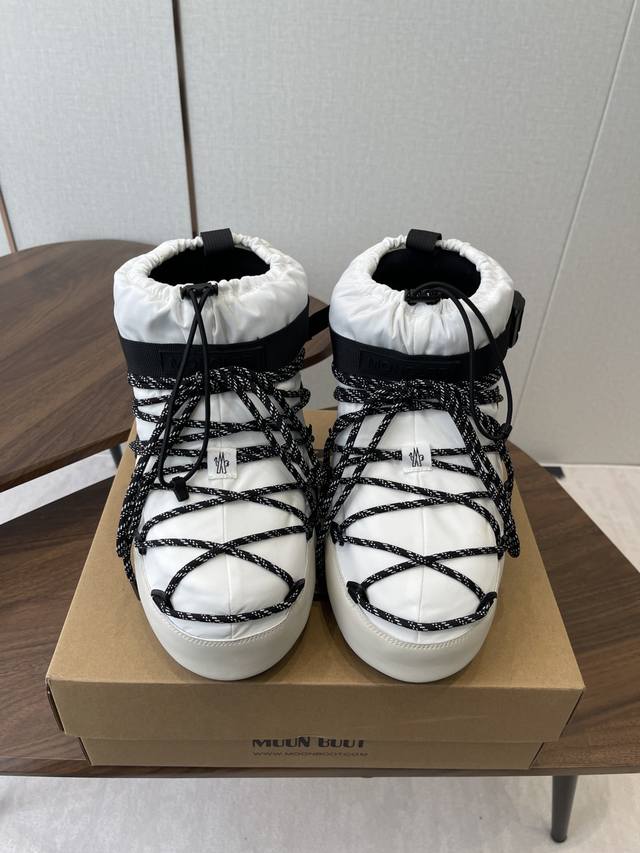 Moonboot 联名 Moncler 蒙口 保暖靴 航天靴.滑雪靴.雪地靴，满满的黑科技 秋冬居家、出行必备保暖神器 面料：牛皮革、防水丝绸布 内里：复织羊羔