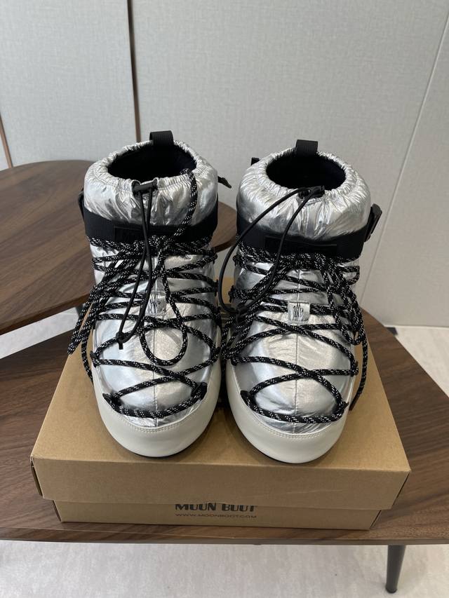Moonboot 联名 Moncler 蒙口 保暖靴 航天靴.滑雪靴.雪地靴，满满的黑科技 秋冬居家、出行必备保暖神器 面料：牛皮革、防水丝绸布 内里：复织羊羔