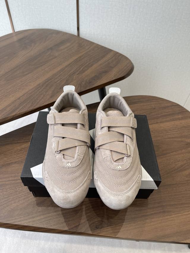 阿迪达斯 Adidas Fos Urban Reverie 时尚潮流 城市机能 芭蕾风薄 生活休闲鞋！ 该款 Urban Reverie 机能薄底先锋运动鞋，搭