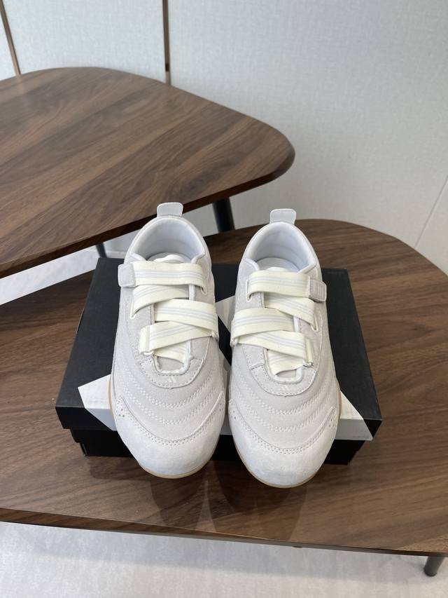 阿迪达斯 Adidas Fos Urban Reverie 时尚潮流 城市机能 芭蕾风薄 生活休闲鞋！ 该款 Urban Reverie 机能薄底先锋运动鞋，搭