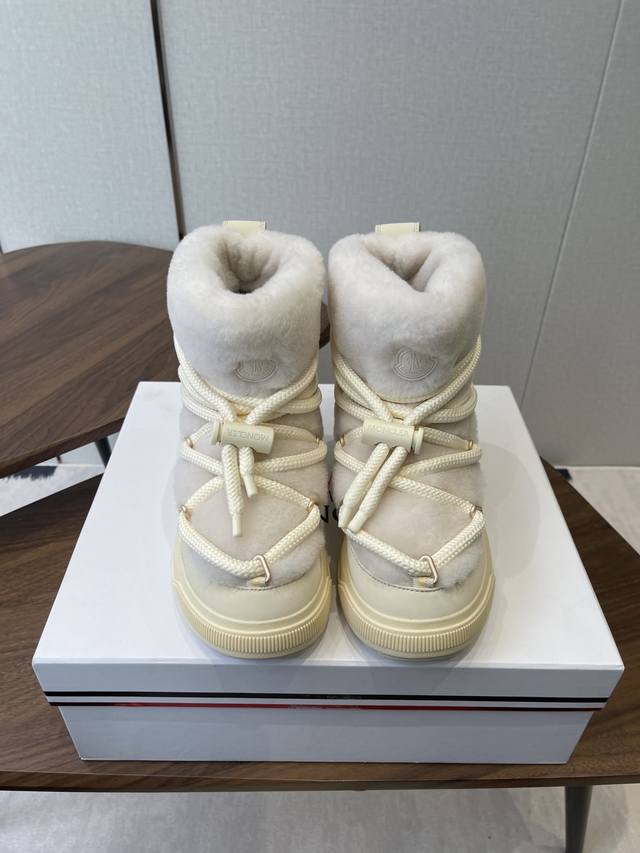 Moncler Altive Mid 2025秋冬羊毛滑雪靴 采用抽绳系带设计与保暖内衬，舒适温暖。 搭载强劲抓地的 Vibram 防滑大底 步履之间，见证 M