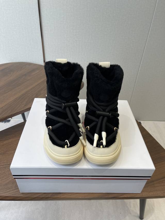 Moncler Altive Mid 2025秋冬羊毛滑雪靴 采用抽绳系带设计与保暖内衬，舒适温暖。 搭载强劲抓地的 Vibram 防滑大底 步履之间，见证 M