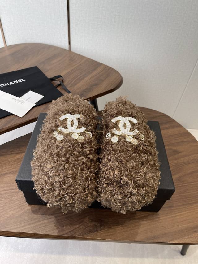 Chanel 经典 双C毛毛拖鞋！这款毛拖真的是真太可爱了～ 柔软蓬松的毛毛，舒服暖脚 秋冬搭配袜子休闲又慵懒 上脚真的好看又时髦 进口泰迪毛 手感细腻柔软丝滑