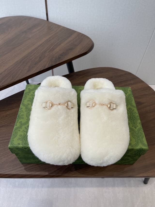 Gucci 25Ss 秋冬新款羊毛 大头包头拖， 勃肯羊毛拖第一眼看到这个鞋子感觉不起眼，没有过多的装饰很简单 但带有点复古味呆萌可爱随意搭配都好看脚感要求高