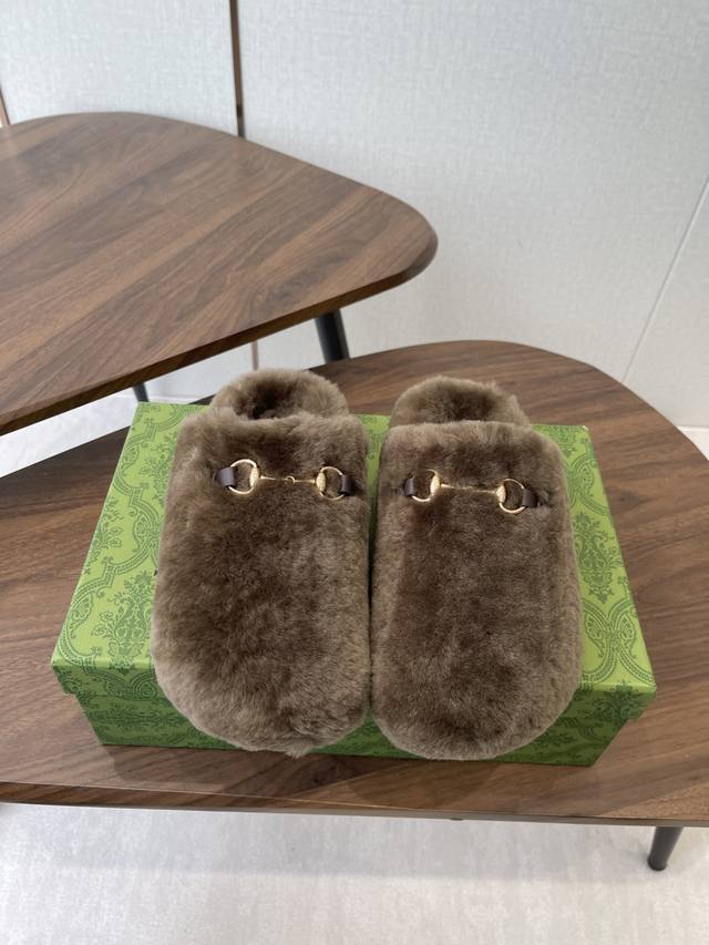 Gucci 25Ss 秋冬新款羊毛 大头包头拖， 勃肯羊毛拖第一眼看到这个鞋子感觉不起眼，没有过多的装饰很简单 但带有点复古味呆萌可爱随意搭配都好看脚感要求高