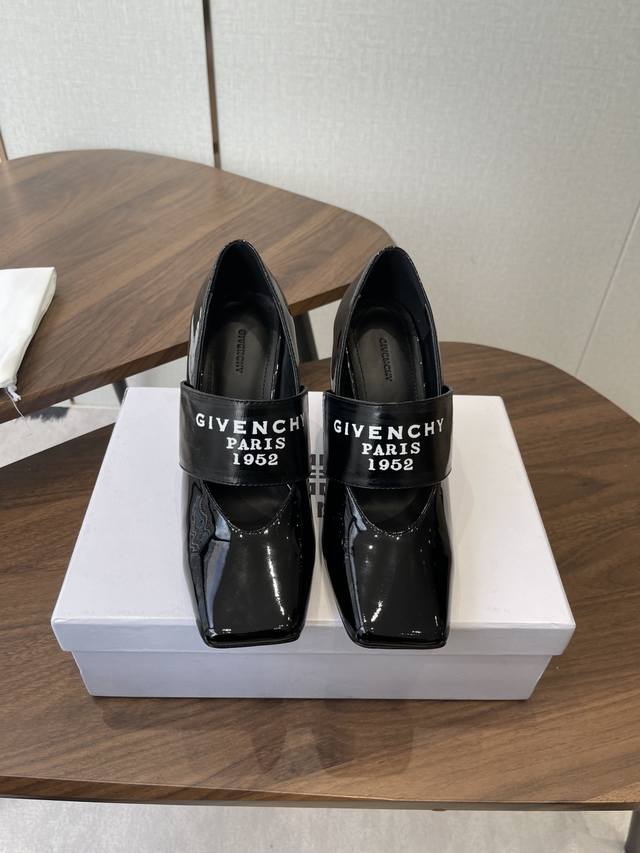 Givenchy纪梵希章若楠同款Sliced Square方头高跟鞋 裁切方头，轻松优雅气质。兼顾风格与极度舒适，弹性饰带缀”Givenchyparis“标识，