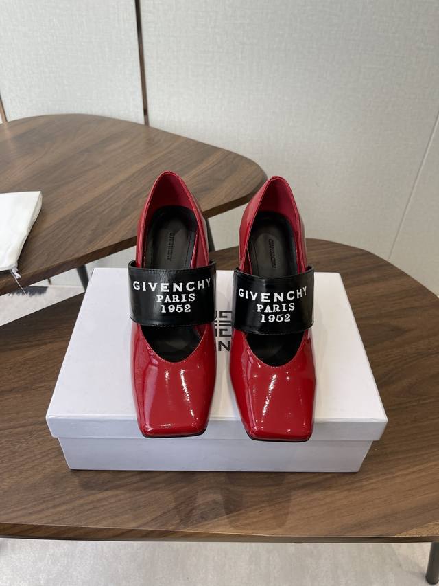 Givenchy纪梵希章若楠同款Sliced Square方头高跟鞋 裁切方头，轻松优雅气质。兼顾风格与极度舒适，弹性饰带缀”Givenchyparis“标识，