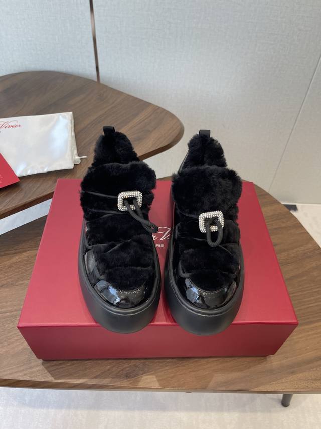 Rv 25秋冬新品来啦新品毛毛靴鞋身是圆润的鞋身 搭配跟高5Cm 羊剪绒质感让冬日氛围感直接拉满 润暖时髦,承包整个秋冬~_内里和鞋口都是软Fufu的羊毛上脚就