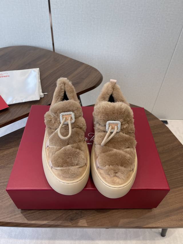 Rv 25秋冬新品来啦新品毛毛靴鞋身是圆润的鞋身 搭配跟高5Cm 羊剪绒质感让冬日氛围感直接拉满 润暖时髦,承包整个秋冬~_内里和鞋口都是软Fufu的羊毛上脚就