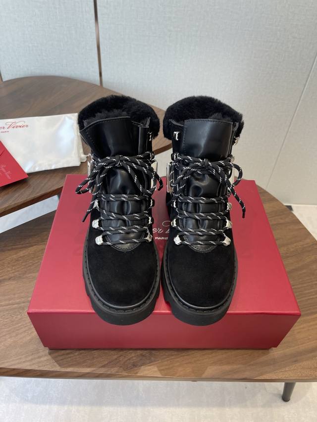 Rv 25秋冬新品来啦新品毛毛靴鞋身是圆润的鞋身 超级显瘦 漆皮 质感让冬日氛围感直接拉满 润暖时髦,承包整个秋冬~_内里和鞋口都是软Fufu的羊毛上脚就像踩在