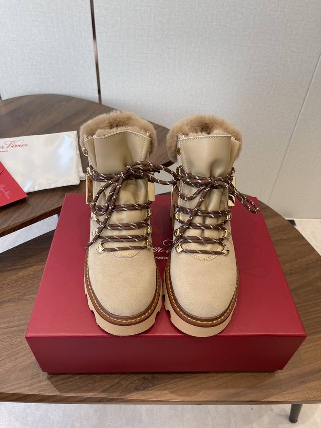 Rv 25秋冬新品来啦新品毛毛靴鞋身是圆润的鞋身 超级显瘦 漆皮 质感让冬日氛围感直接拉满 润暖时髦,承包整个秋冬~_内里和鞋口都是软Fufu的羊毛上脚就像踩在