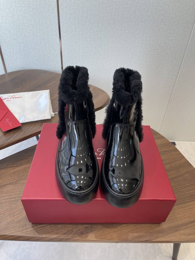 Rv 25秋冬新品来啦新品毛毛靴鞋身是圆润的鞋身 超级显瘦 漆皮 质感让冬日氛围感直接拉满 润暖时髦,承包整个秋冬~_内里和鞋口都是软Fufu的羊毛上脚就像踩在