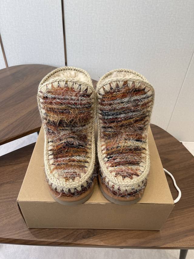 Mou潮牌羊毛雪地靴 辨识度极高的鞋履设计风格，大自然和皮草艺术结合 秋冬季节风靡全球的潮流单品，保暖神器，时尚博主最爱，呆萌丑萌雪地靴 鞋面 皮毛一体全手工缝