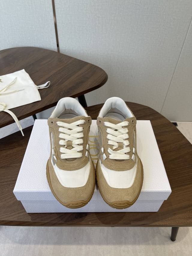 Dior 迪奥 26春夏新款 情侣 休闲鞋 德训鞋 鞋面采用麂皮和网面拼接 精心制作，正面饰以同色调绒面牛皮革镶片， 系带设计，穿脱方便，底厚显高显瘦小能手 既