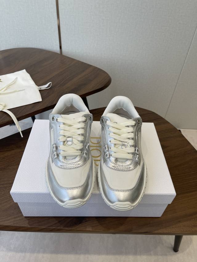 Dior 迪奥 26春夏新款 情侣 休闲鞋 德训鞋 鞋面采用麂皮和网面拼接 精心制作，正面饰以同色调绒面牛皮革镶片， 系带设计，穿脱方便，底厚显高显瘦小能手 既