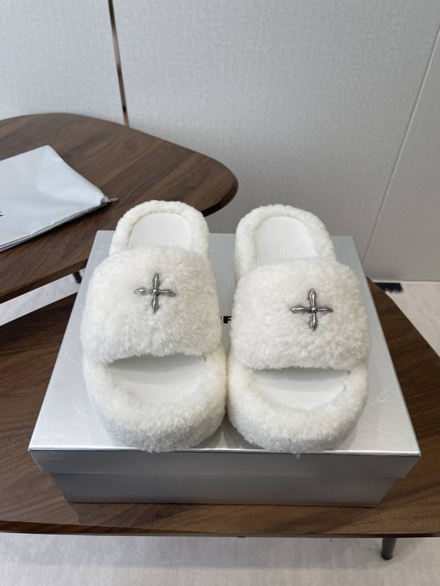 Smfk 25Ss 秋冬 新品 厚底 毛毛拖鞋 有点野性有点个性，这一季的Smfk真的让人心动不已，毛拖简直直击内心！超级炫酷，家人们沙漠战神快Get起来 鞋面