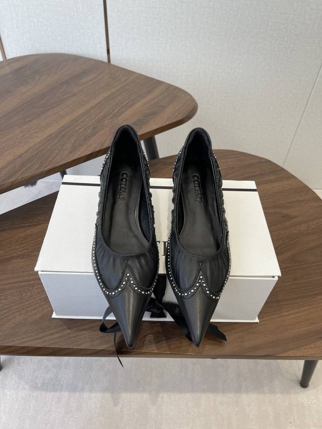 小众单品 Cotemp70Fw 尖头单鞋系列 独家新品 原版购买！匠心开发。 尖头猫跟鞋系列中较为特别的款，采用小牛皮材质 整双鞋履散发着错落的金属光泽。 采用