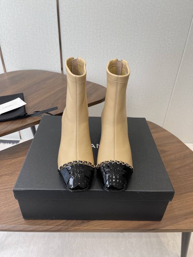 Chanel 小香 25Ss 秋冬新款 方头后拉链短靴 这款厚底在欧美街拍中出境率超高，Ins也是火了一把，调鞋楦都调了一个月 整体线条流畅性保持跟原版一致，真