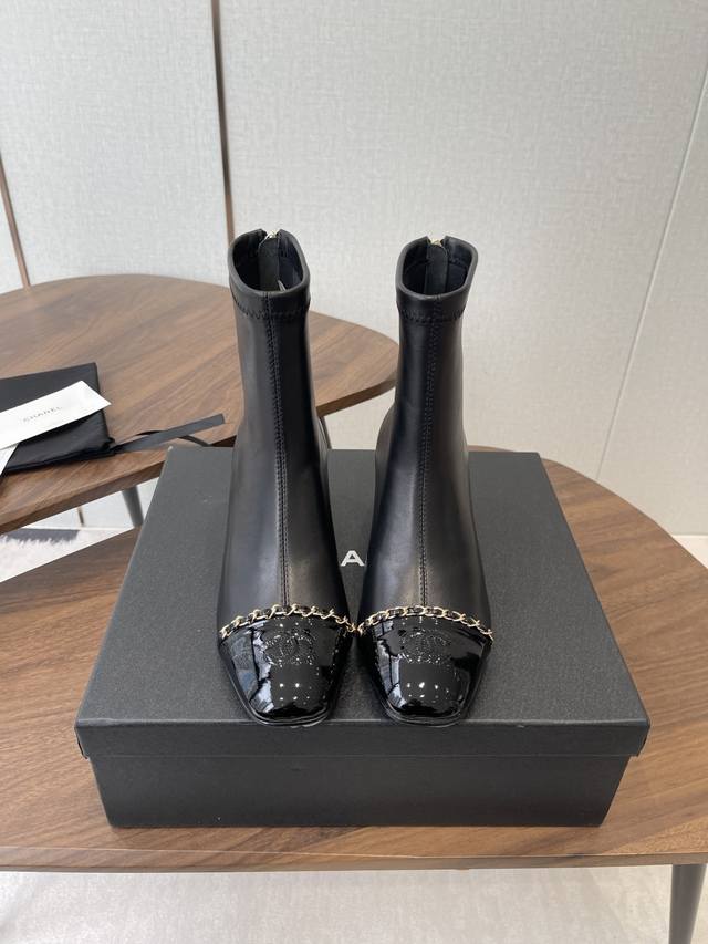Chanel 小香 25Ss 秋冬新款 方头后拉链短靴 这款厚底在欧美街拍中出境率超高，Ins也是火了一把，调鞋楦都调了一个月 整体线条流畅性保持跟原版一致，真