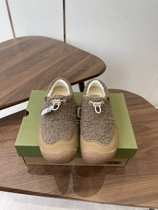 Keen Howser 3 Slide 户外舒适露营 防滑耐磨 低帮 生活休闲鞋。 舒适的一脚蹬设计，由原来的家居混合鞋再次更新前掌宽敞的空间，让脚趾伸展造型简