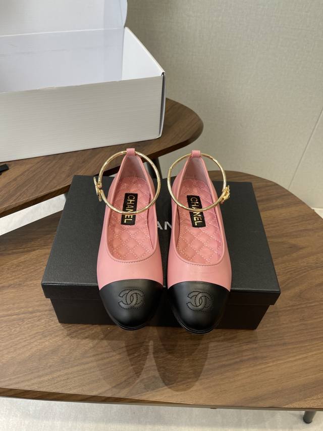 官网同步盒包装 Chanel 25Ss 春夏系列 玛丽珍 芭蕾舞鞋 非常火的大双C设计手工车线非常耗时耗力 独特大底双拼做法 玫红色底贴让你不经意露出亮点大底车