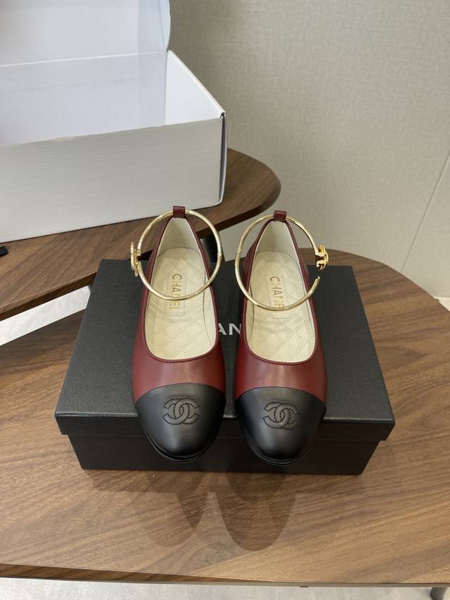 官网同步盒包装 Chanel 25Ss 春夏系列 玛丽珍 芭蕾舞鞋 非常火的大双C设计手工车线非常耗时耗力 独特大底双拼做法 玫红色底贴让你不经意露出亮点大底车
