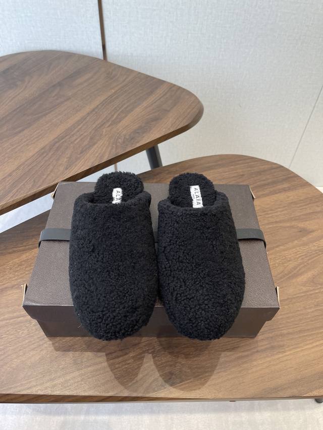秋冬新款 Alaia阿莱亚 羊毛法式芭蕾舞鞋老钱风羊毛面穆勒半拖鞋平底毛毛鞋 采用羊毛，触感蓬松柔软，保暖性强，同时内里多搭配细腻皮革，兼顾舒适与高级感。鞋型是