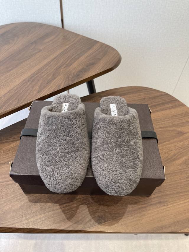 秋冬新款 Alaia阿莱亚 羊毛法式芭蕾舞鞋老钱风羊毛面穆勒半拖鞋平底毛毛鞋 采用羊毛，触感蓬松柔软，保暖性强，同时内里多搭配细腻皮革，兼顾舒适与高级感。鞋型是