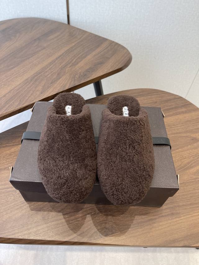 秋冬新款 Alaia阿莱亚 羊毛法式芭蕾舞鞋老钱风羊毛面穆勒半拖鞋平底毛毛鞋 采用羊毛，触感蓬松柔软，保暖性强，同时内里多搭配细腻皮革，兼顾舒适与高级感。鞋型是