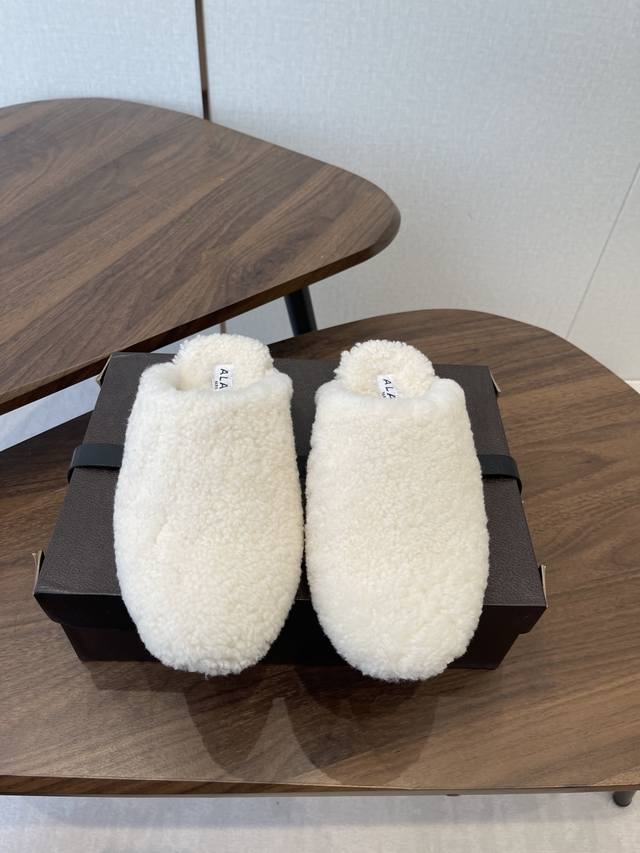 秋冬新款 Alaia阿莱亚 羊毛法式芭蕾舞鞋老钱风羊毛面穆勒半拖鞋平底毛毛鞋 采用羊毛，触感蓬松柔软，保暖性强，同时内里多搭配细腻皮革，兼顾舒适与高级感。鞋型是