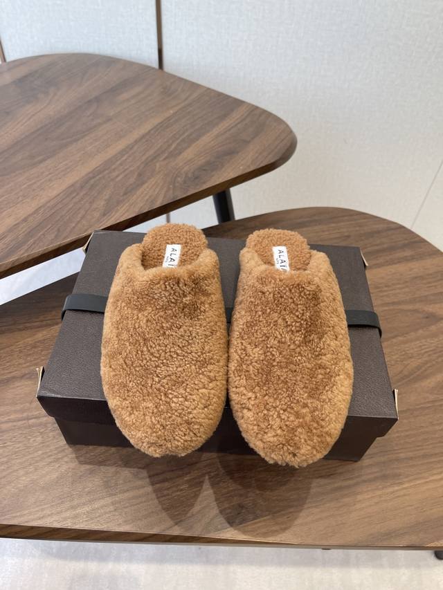 秋冬新款 Alaia阿莱亚 羊毛法式芭蕾舞鞋老钱风羊毛面穆勒半拖鞋平底毛毛鞋 采用羊毛，触感蓬松柔软，保暖性强，同时内里多搭配细腻皮革，兼顾舒适与高级感。鞋型是