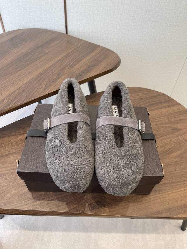 Alaia 阿莱亚秋冬走秀款平底玛丽珍 羊毛单鞋 章小蕙同款 甜酷仙女风 人气超高的一款毛里平底鞋，浪漫又迷人 舒适百搭配上不同款式，不同风格都能轻松驾驭，无论