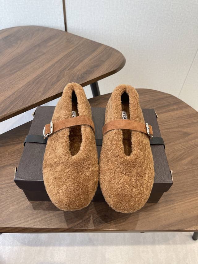 Alaia 阿莱亚秋冬走秀款平底玛丽珍 羊毛单鞋 章小蕙同款 甜酷仙女风 人气超高的一款毛里平底鞋，浪漫又迷人 舒适百搭配上不同款式，不同风格都能轻松驾驭，无论