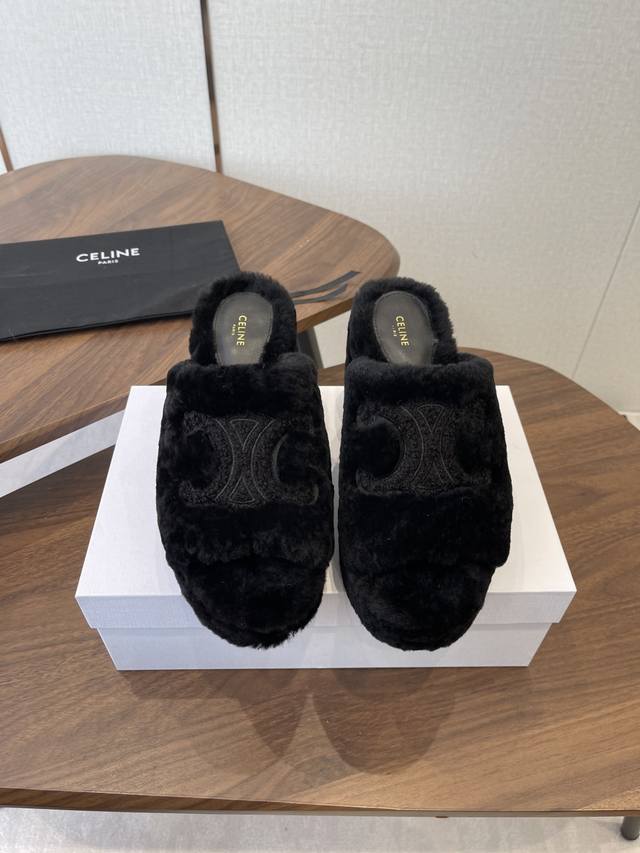 Celine 塞琳25Wf大凯旋门防水台高跟毛拖 踏入C家毛拖的世界 邂逅一场舒适与奢华的邂逅。 它以独特设计 将品牌经典与时尚前沿巧妙融合。标志性的大凯旋门
