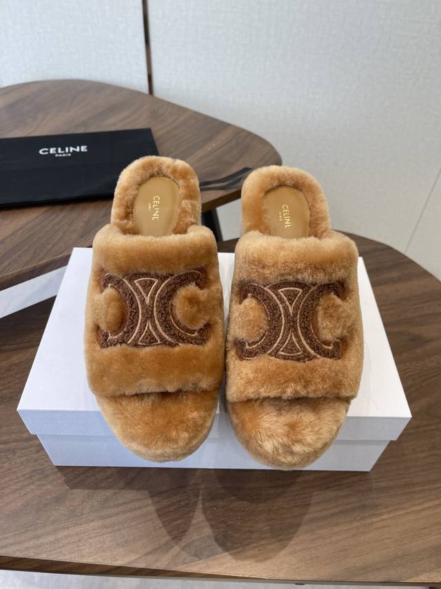 Celine 塞琳25Wf大凯旋门防水台高跟毛拖 踏入C家毛拖的世界 邂逅一场舒适与奢华的邂逅。 它以独特设计 将品牌经典与时尚前沿巧妙融合。标志性的大凯旋门