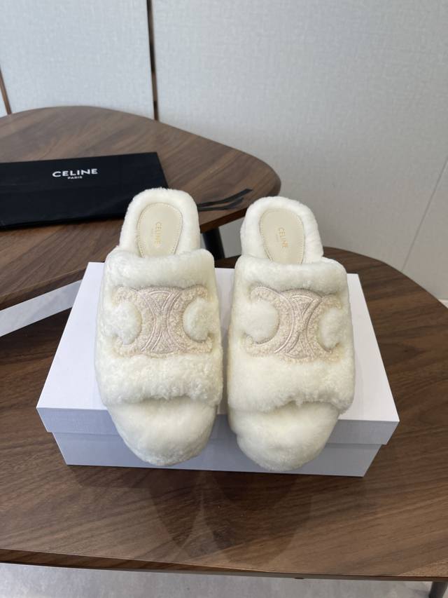 Celine 塞琳25Wf大凯旋门防水台高跟毛拖 踏入C家毛拖的世界 邂逅一场舒适与奢华的邂逅。 它以独特设计 将品牌经典与时尚前沿巧妙融合。标志性的大凯旋门