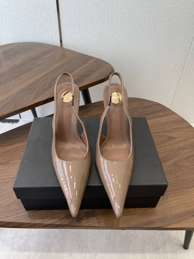 Saint Laurent 26巴黎秀场同步更新 尖头 细跟 鞋跟真的太好看啦 Saint Laurent 圣罗兰 尖头 细跟高跟鞋 鞋跟真的充分突显利落极简