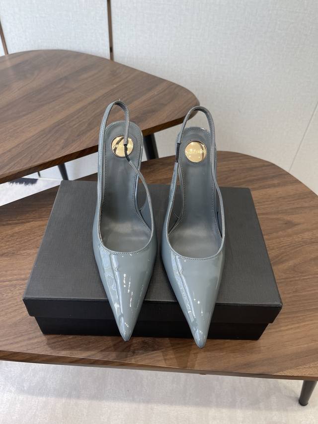 Saint Laurent 26巴黎秀场同步更新 尖头 细跟 鞋跟真的太好看啦 Saint Laurent 圣罗兰 尖头 细跟高跟鞋 鞋跟真的充分突显利落极简