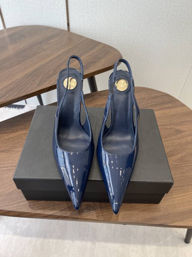Saint Laurent 26巴黎秀场同步更新 尖头 细跟 鞋跟真的太好看啦 Saint Laurent 圣罗兰 尖头 细跟高跟鞋 鞋跟真的充分突显利落极简