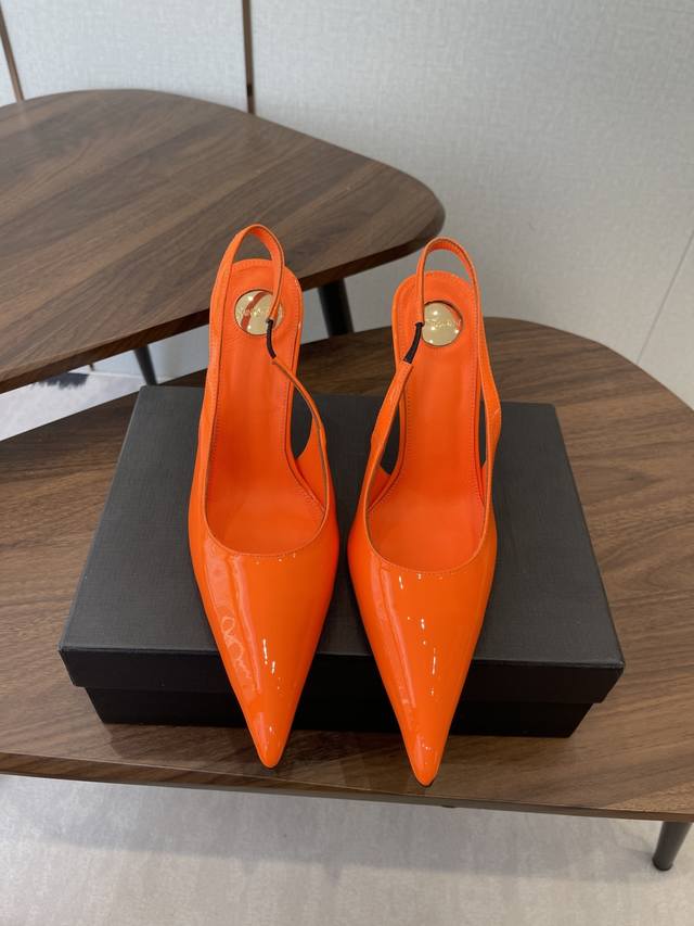 Saint Laurent 26巴黎秀场同步更新 尖头 细跟 鞋跟真的太好看啦 Saint Laurent 圣罗兰 尖头 细跟高跟鞋 鞋跟真的充分突显利落极简