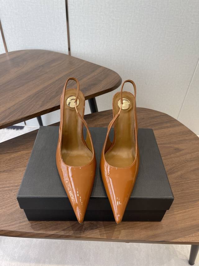 Saint Laurent 26巴黎秀场同步更新 尖头 细跟 鞋跟真的太好看啦 Saint Laurent 圣罗兰 尖头 细跟高跟鞋 鞋跟真的充分突显利落极简