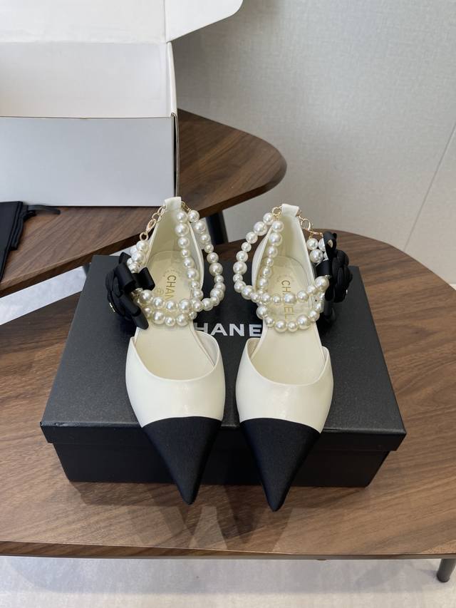 官网同步盒包装 Chanel 26春夏最新 珍珠拼色尖头 凉鞋 珍珠真的是香奈儿的灵魂 这双经典撞色鞋美到爆炸！它能让你想到那个年代娇气又矜贵的富家女~珍珠链条
